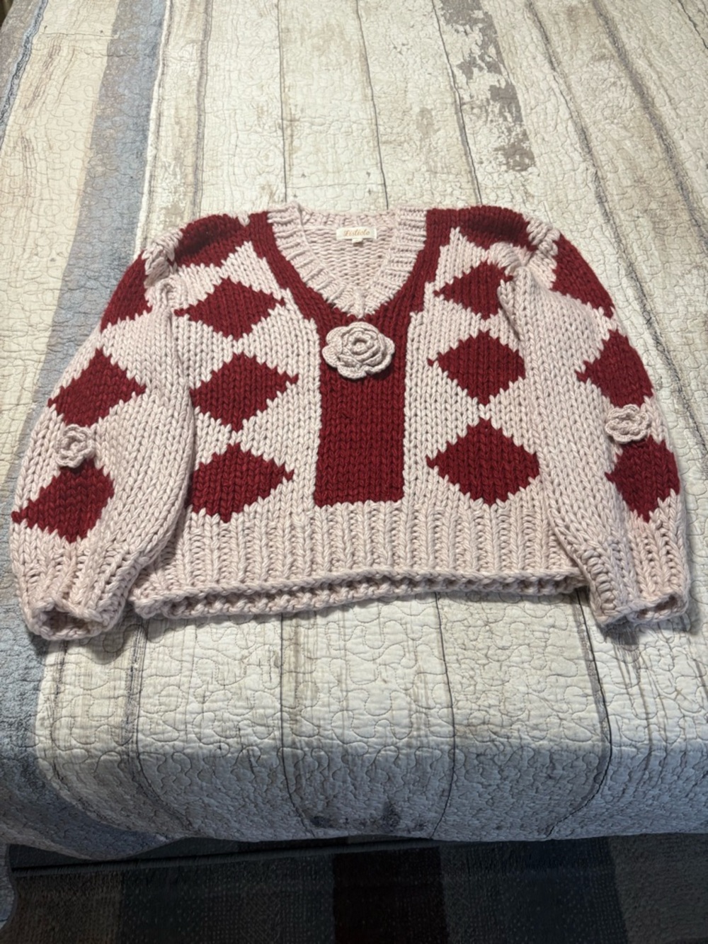 Listiele Chunky V-Neck Rose Embellished Sweater in Pale Pink and Burgundy